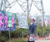 草根“梵高”荒郊办画展 作品抽象无人能懂