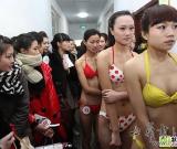 直击2011艺考现场：女生着三点考中戏，北影 被冻得瑟瑟发抖