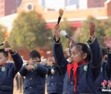 南京小学生跳“书法操”一笔一画写汉字